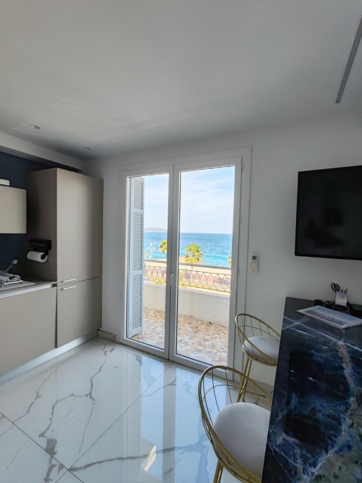 Beach Front, Superbe Appartement Pour 4 Personnes Nizza Exterior foto