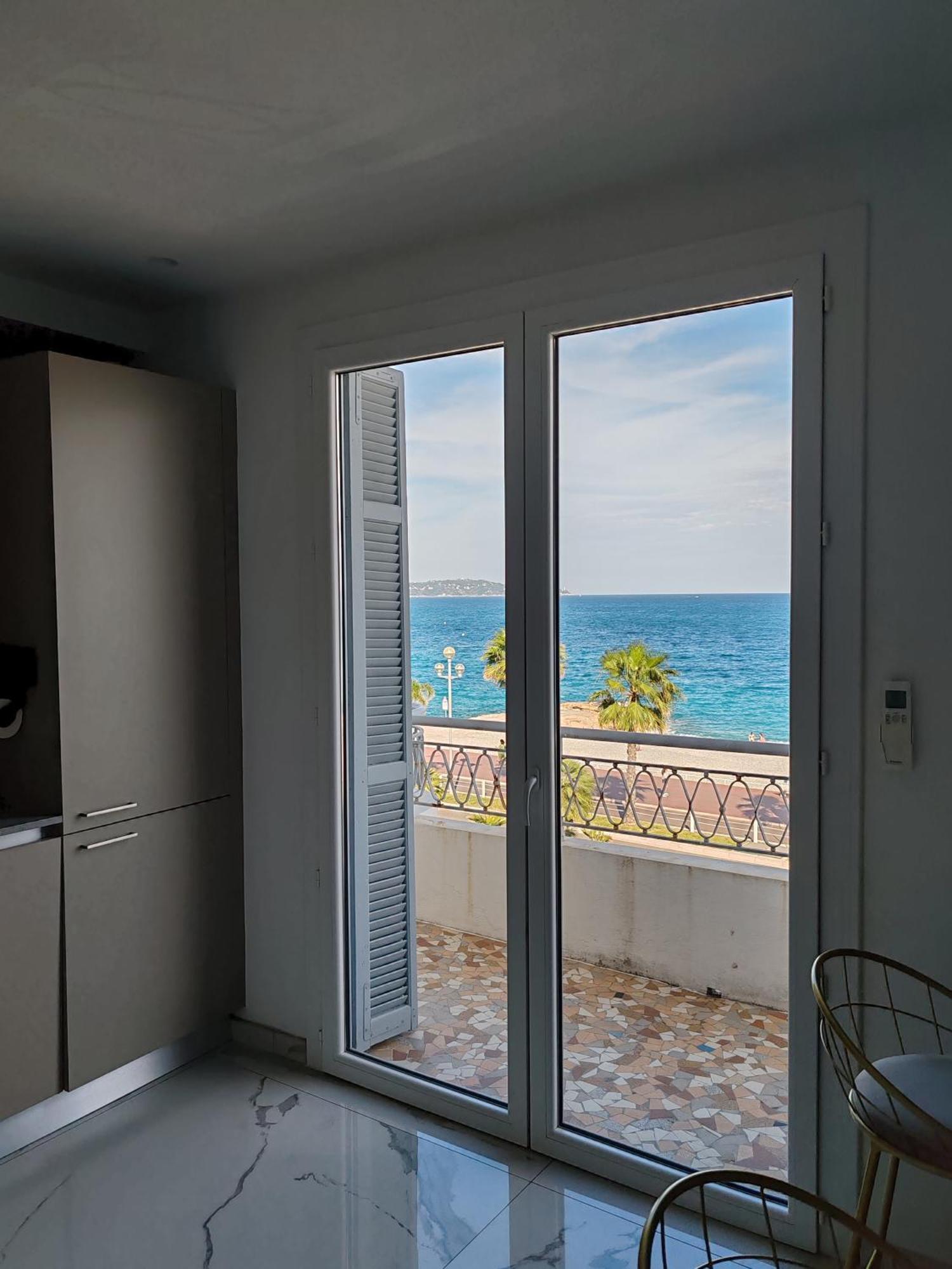Beach Front, Superbe Appartement Pour 4 Personnes Nizza Exterior foto